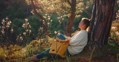 Seyahat ve aktif yaşam tarzı konsepti. Dağlarda yürüyüş yapan mutlu kadın, Fethie, Türkiye. Genç bayan yürüyüşçü gülerek sonbaharda veya ilkbaharda mola verir, spor yapar ve yürüyüş yapar..