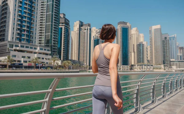 City Running Mulher Asiática Corredor Dubai Marina Cena Urbana Segundo — Fotografia de Stock