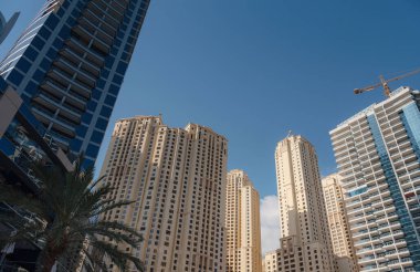 Dubai, Birleşik Arap Emirlikleri, 26 Mart 2023 Dubai marina gökdelenleri manzarası. Apartman binalarına, otellere ve ofis bloklarına, BAE 'nin modern yerleşim alanlarına bak