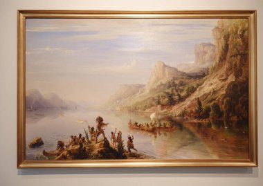 Abu Dabi, BAE - 21 Mart 2023: Louvre Müzesi Abu Dabi, Birleşik Arap Emirlikleri. Ziyaretçilerle çevrili müze sergileri, çarpıcı ve çeşitli bir koleksiyon.