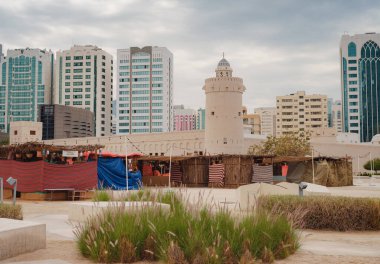 Abu Dabi, BAE - 19 Mart 2023: Modern Qasr al Hosn miras müzesi ve modern gökdelenler. Abu Dabi şehrinin ünlü simgeleri,