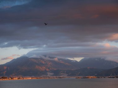 Deniz kıyısında, Türkiye 'de, Fethiye' de. Macera tatili, sağlıklı yaşam tarzı, Calish sahilinde gün batımı.