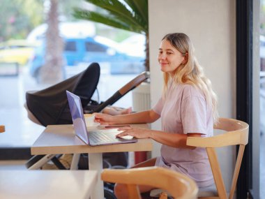 Çeşitli insanların portresi. İş ve anneliği dengeleyen yaratıcı iş kadını. Dizüstü bilgisayarla çalışan, emziren, kucağına alan ve kafede bebeğini emziren güzel bir anne..