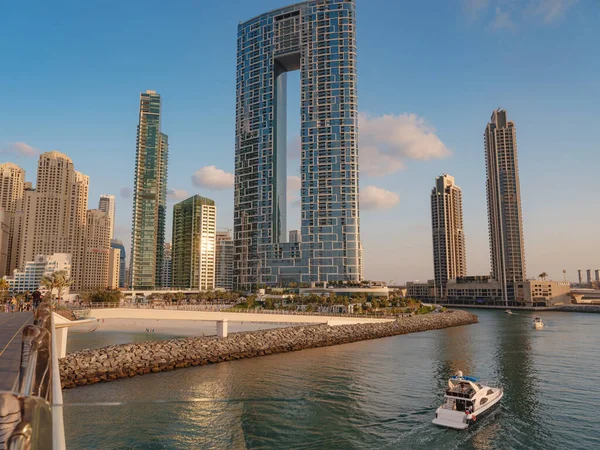 Dubai, Birleşik Arap Emirlikleri, 23 Mart 2023: Dubai Marina, Adres Jumeirah Resort, sahil ve Dubai Marina Kanalı, Bluewater yaya köprüsü manzaralı