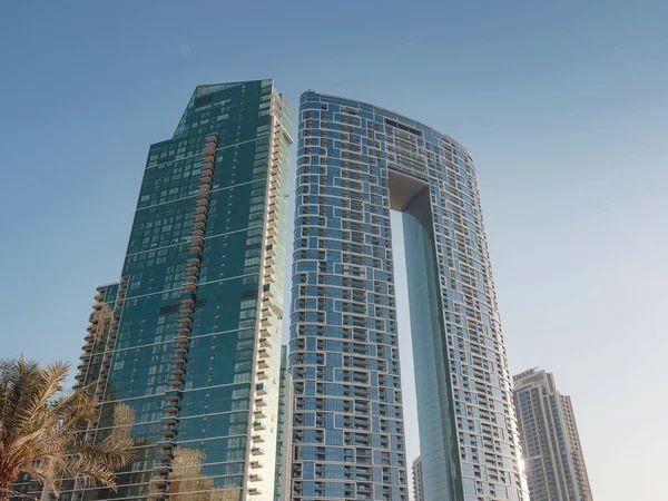 Dubai, Birleşik Arap Emirlikleri, 26 Mart 2023: Dubai Marina, Adres Jumeirah Resort, sahil ve Dubai Marina Kanalı, Bluewater yaya köprüsü manzaralı