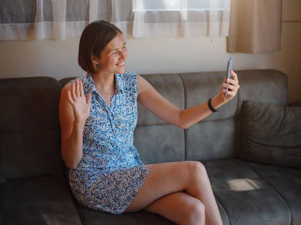 Mujer Joven Relajada Sosteniendo Teléfono Inteligente Utilizando Aplicación Móvil Mensajes —  Fotos de Stock