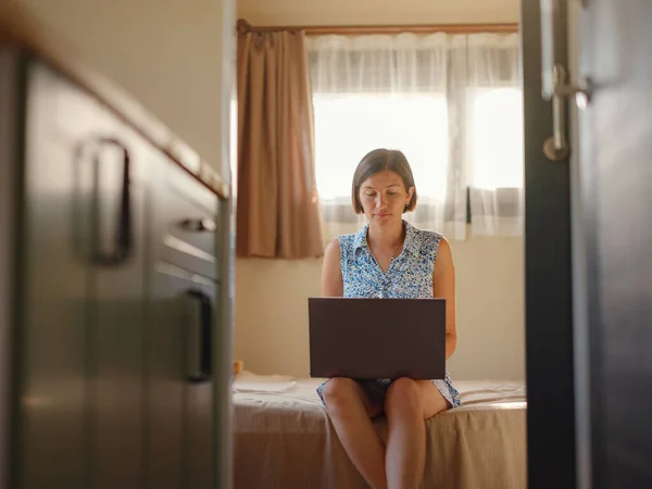 Щаслива Молода Азіатка Ноутбуком Відпочиває Спальні Крихітному Будинку Вихідні Віддаленій — стокове фото