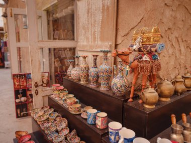 20 Mart 2023, Dubai, BAE: Al Seef Heritage Souq Arab Market. Dubai Deira. Çanak çömlek ve vazolarla hediyelik eşya dükkanı..