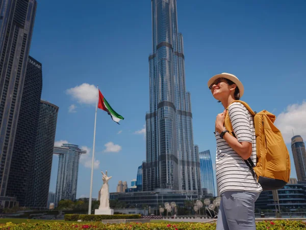 Desfrutando Viagens Emirados Árabes Unidos Jovem Com Mochila Amarela Caminhando — Fotografia de Stock