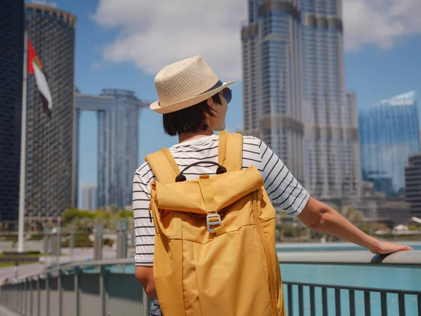 Cieszący Się Podróżami Emiratach Arabskich Młoda Kobieta Żółtym Plecakiem Spacerująca — Zdjęcie stockowe