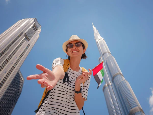 Reiselust Den Vereinigten Arabischen Emiraten Junge Frau Mit Gelbem Rucksack — Stockfoto
