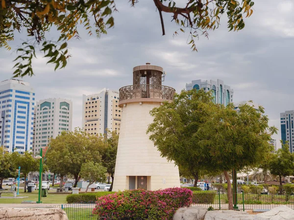 アラブ首長国連邦のアブダビへの旅行 近代建築と古い灯台の伝統的な建物との対比 — ストック写真