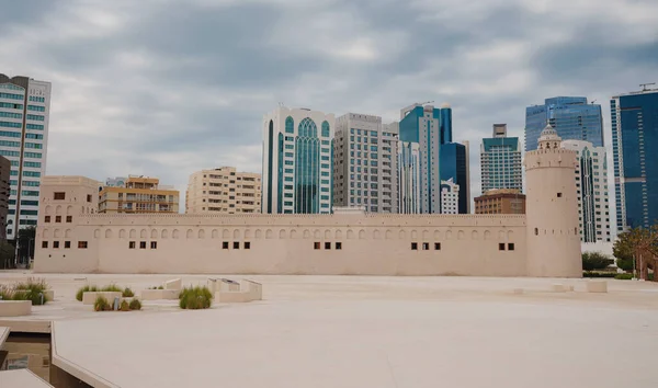 アブダビ市のランドマークアラブ首長国連邦の文化と遺産 ダウンタウンの有名な観光センターを祝うアル ホソン現代美術館 — ストック写真