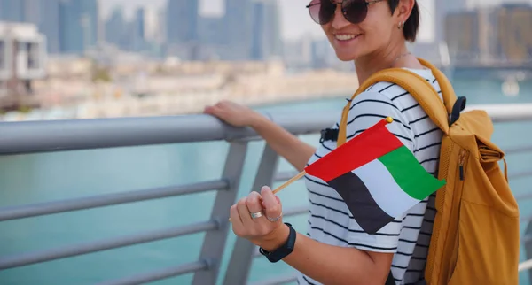 Asiática Mulher Viajante Feliz Com Chapéu Mochila Amarela Com Bandeira — Fotografia de Stock