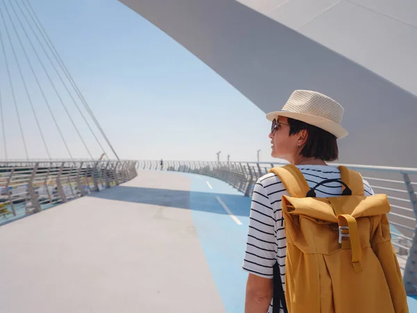Азиатская Счастливая Женщина Путешественник Шляпе Желтый Рюкзак Открывается Потрясающий Панорамный — стоковое фото
