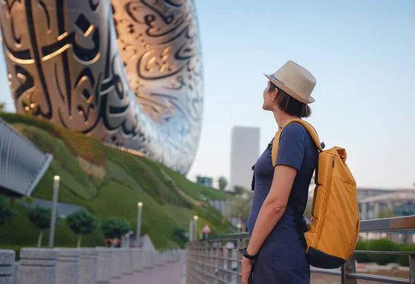 2023年3月20日 阿联酋 未来博物馆附近快乐的亚洲女性游客 迪拜市中心为2020世博会建造的新吸引力 — 图库照片