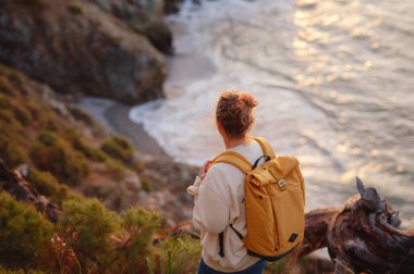 Seyahat ve aktif yaşam tarzı konsepti. Dağlarda yürüyüş yapan mutlu kadın, Fethie, Türkiye. Genç bayan yürüyüşçü gülerek, spor yaparak ve sonbaharda ya da ilkbaharda, tatil gezisinde.