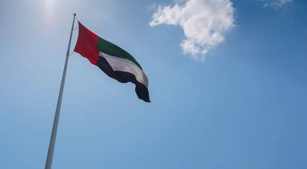 Die Flagge Der Vereinigten Arabischen Emirate Weht Gegen Den Himmel — Stockfoto