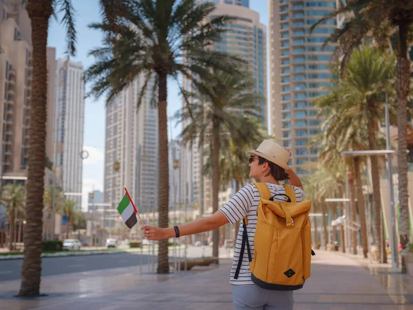 Наслаждаюсь Путешествиями Объединенные Арабские Эмираты Молодая Женщина Желтым Рюкзаком Гуляет — стоковое фото