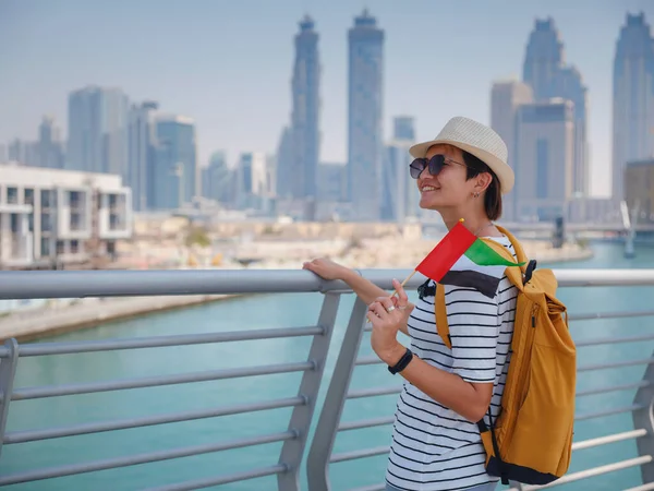 Asiático Feliz Viajero Mujer Con Sombrero Mochila Amarilla Con Bandera — Foto de Stock