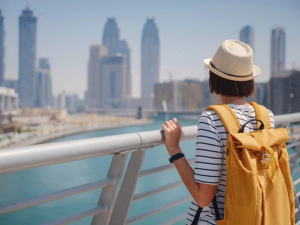 Asian Happy Traveler Woman Hat Yellow Backpack Enjoys Stunning Panoramic — Stock Photo, Image