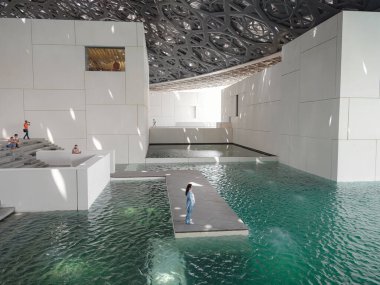Abu Dabi, BAE - 21 Mart 2023: Louvre Müzesi Abu Dabi, Birleşik Arap Emirlikleri. Müzenin içi, Işık Kubbesi 'nin yansımalarını gösteriyor..