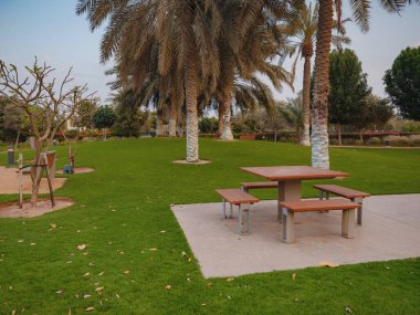 Abu Dabi BAE 'deki Al Emarat Parkı' nda büyük yeşil bir akşam parkı. Kapalı köşkü ve botanik bahçesi olan park
