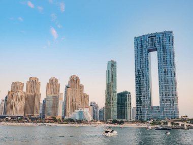 Dubai, Birleşik Arap Emirlikleri, 26 Mart 2023: Dubai Marina, Adres Jumeirah Resort, sahil ve Dubai Marina Kanalı, Bluewater yaya köprüsü manzaralı