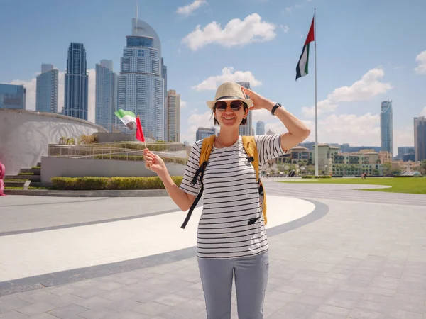Наслаждаюсь Путешествиями Объединенные Арабские Эмираты Молодая Женщина Желтым Рюкзаком Флагом — стоковое фото