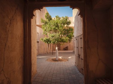 Geleneksel Arap mimarisi olan Al Seef eski tarihi bölgesi. Eski binalar ve geleneksel Arap caddesi.