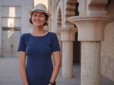 Eski Dubai, BAE 'ye turist gezisi. Al Seef Heritage Souq, Bur Dubai ve Creek 'in eski dar sokaklarında yaşayan Asyalı kadın turist. Seyahat ve gezi seyahat konsepti