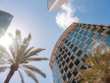 23 Mart 2023, Dubai, BAE: Dubai şehir merkezi turistler arasında popüler olan kalabalık bir bölge. Emaar Bulvarı 'nda şık kafeler var. Fütürist Dubai 'ye turist gezisi