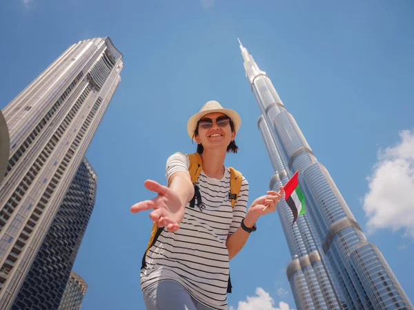 Desfrutando Viagens Emirados Árabes Unidos Jovem Mulher Com Mochila Amarela — Fotografia de Stock