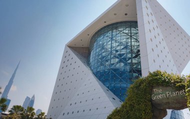 20 Mart 2023, Dubai, BAE: Yeşil gezegen Dubai 'de benzersiz bir ekolojik sistemdir. Meeras 'ın Şehir Yürüyüşü' nde. Kapalı alandaki tropikal yağmur ormanları ve egzotik hayvanlarla dolu bir kubbe.