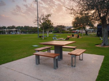 Abu Dabi BAE 'deki Al Emarat Parkı' nda büyük yeşil bir akşam parkı. Kapalı köşkü ve botanik bahçesi olan park