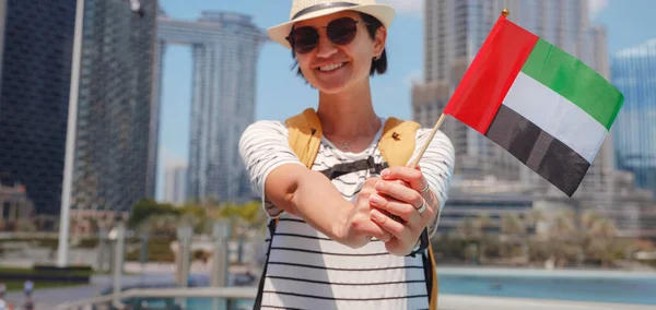 Захоплюється Подорожами Єднаних Арабських Еміратах Молода Жінка Жовтим Рюкзаком Прапором — стокове фото