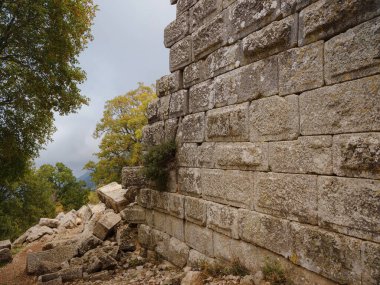 Termessos Antik Kenti, Türkiye 'den sonbahar yürüyüşü. Türkiye 'nin en seçkin arkeolojik sahaları ve başlıca turizm merkezlerinden biri.