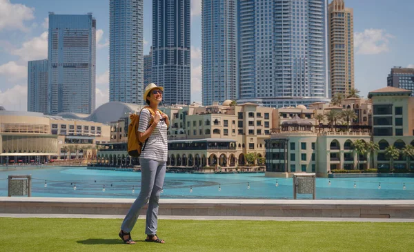 Desfrutando Viagens Emirados Árabes Unidos Jovem Com Mochila Amarela Caminhando — Fotografia de Stock