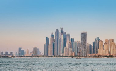 Dubai, Birleşik Arap Emirlikleri, 26 Mart 2023: Günbatımı saatinde Jumeirah Sahili Konutu. Palm Jumeirah 'dan yapılmış, insan yapımı ada..
