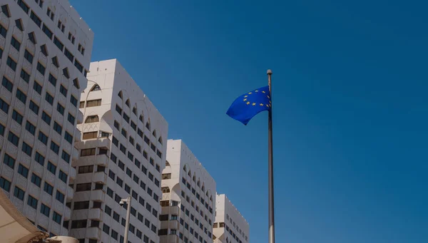 Bandeira Fundo Céu Azul Bandeira União Europeia Cidade Abu Dhabi — Fotografia de Stock