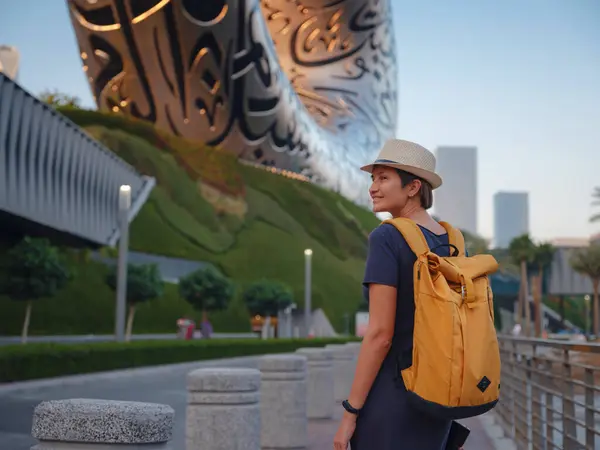 2023年3月20日 阿联酋 未来博物馆附近快乐的亚洲女性游客 迪拜市中心为2020世博会建造的新吸引力 — 图库照片