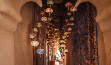 Geleneksel Arap mimarisi olan Al Seef eski tarihi bölgesi. Dubai Baharat Çorbası 'nda geleneksel Ramazan Lambası.