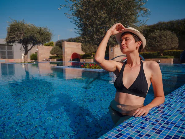 Retrato Hermosa Mujer Asiática Traje Baño Negro Sombrero Relajante Spa —  Fotos de Stock