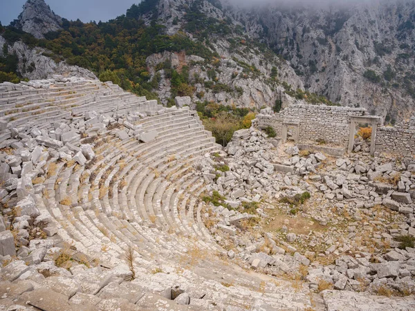 Türkiye 'nin Termessos antik kentinde antik amfitiyatronun yanından sonbahar yürüyüşü. Türkiye 'nin en seçkin arkeolojik sahaları ve başlıca turizm merkezlerinden biri.