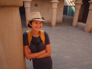 Eski Dubai, BAE 'ye turist gezisi. Al Seef Heritage Souq, Bur Dubai ve Creek 'in eski dar sokaklarında yaşayan Asyalı kadın turist. Seyahat ve gezi seyahat konsepti