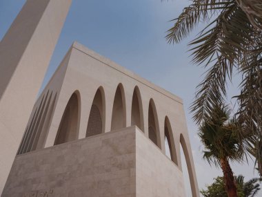 Abu Dabi, BAE - 21 Mart 2023: Abrahamic Aile Evi, burası Saadiyat Adası 'ndaki dinler arası kompleks. Bu olay, İnsan Kardeşliği Belgesi 'nden esinlenilmiştir..