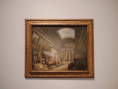 Abu Dabi, BAE - 21 Mart 2023: Louvre Müzesi Abu Dabi, Birleşik Arap Emirlikleri. Ziyaretçilerle çevrili müze sergileri, çarpıcı ve çeşitli bir koleksiyon.