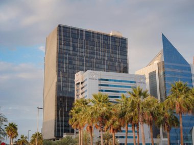 Abu Dabi, BAE - 19 Mart 2023: El Ramazan - El Ma 'arid, Abu Dabi, gökdelenler günbatımı gökyüzünün arka planında, elçilik bölgesi