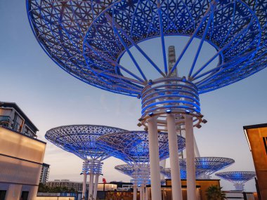 Dubai, Birleşik Arap Emirlikleri, 26 Mart 2023: Büyük metalik yapısı ve Dubai Gözü veya Ain Dubai olarak adlandırılan en uzun gözlem çemberiyle Bluewater Adası.