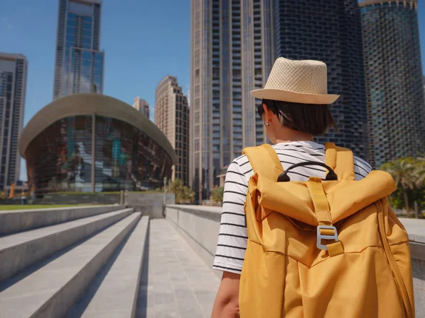 Desfrutando Viagens Emirados Árabes Unidos Jovem Com Mochila Amarela Andando — Fotografia de Stock